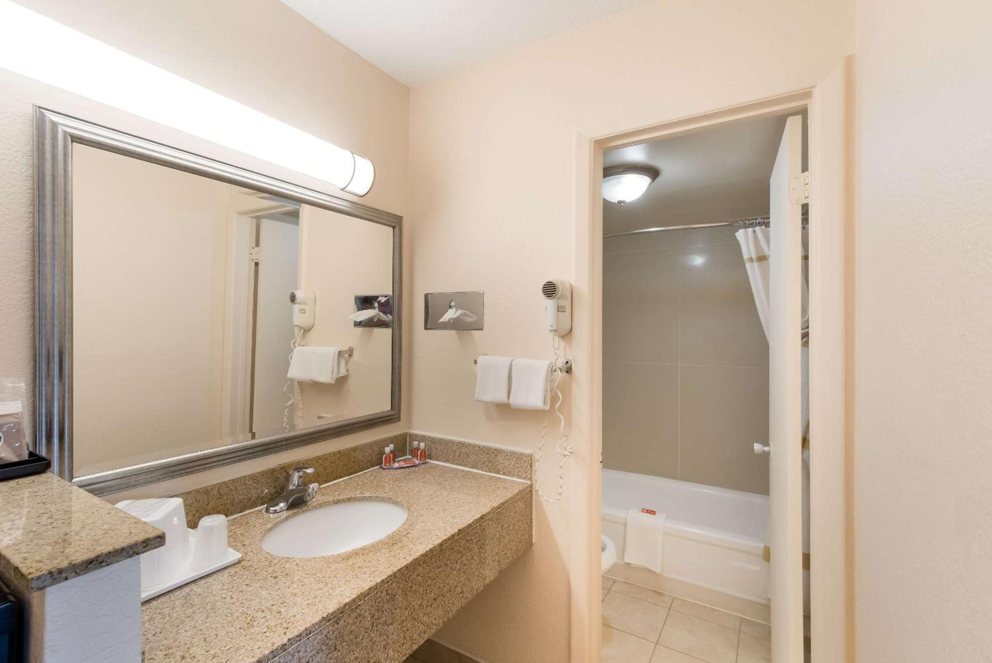 Econo Lodge North Вашингтон Екстериор снимка